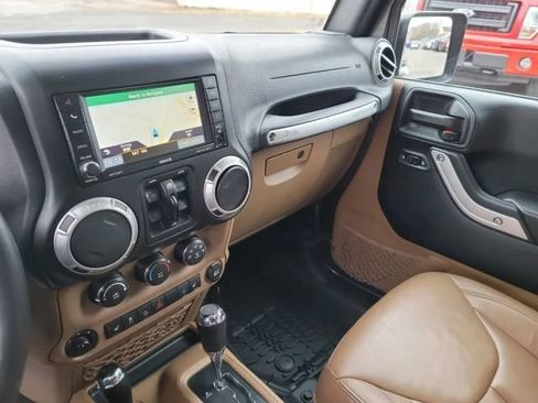 Used 2017 Jeep Wrangler Unlimited Rubicon w/ Connectivity Group AWD/4WD image 16