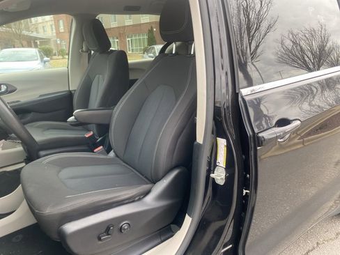 Used 2023 Chrysler Voyager LX image 12