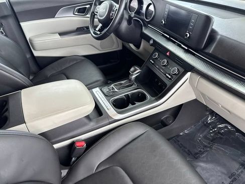 Used 2023 Kia Carnival LX FWD image 29