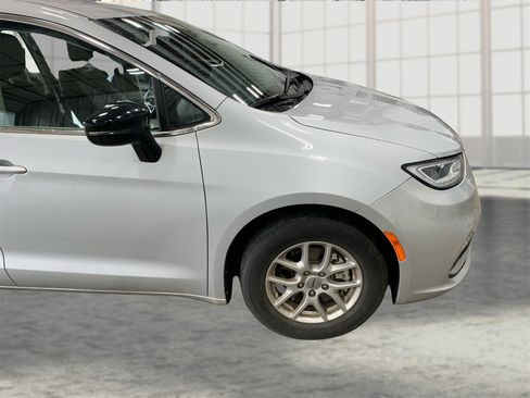 Used 2024 Chrysler Pacifica Touring-L image 22