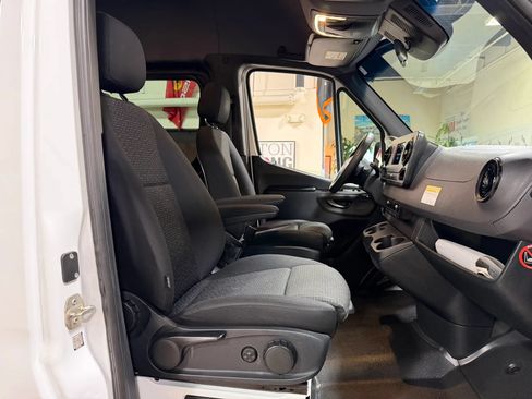 Used 2019 Mercedes-Benz Sprinter 2500 image 33
