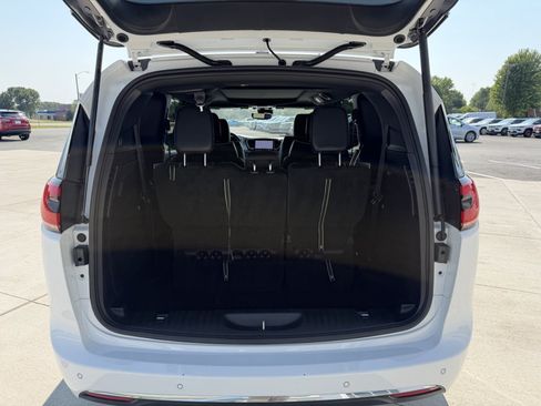Used 2026 Chrysler Pacifica Limited FWD image 12