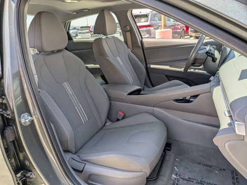 Used 2025 Hyundai Elantra SEL FWD image 28