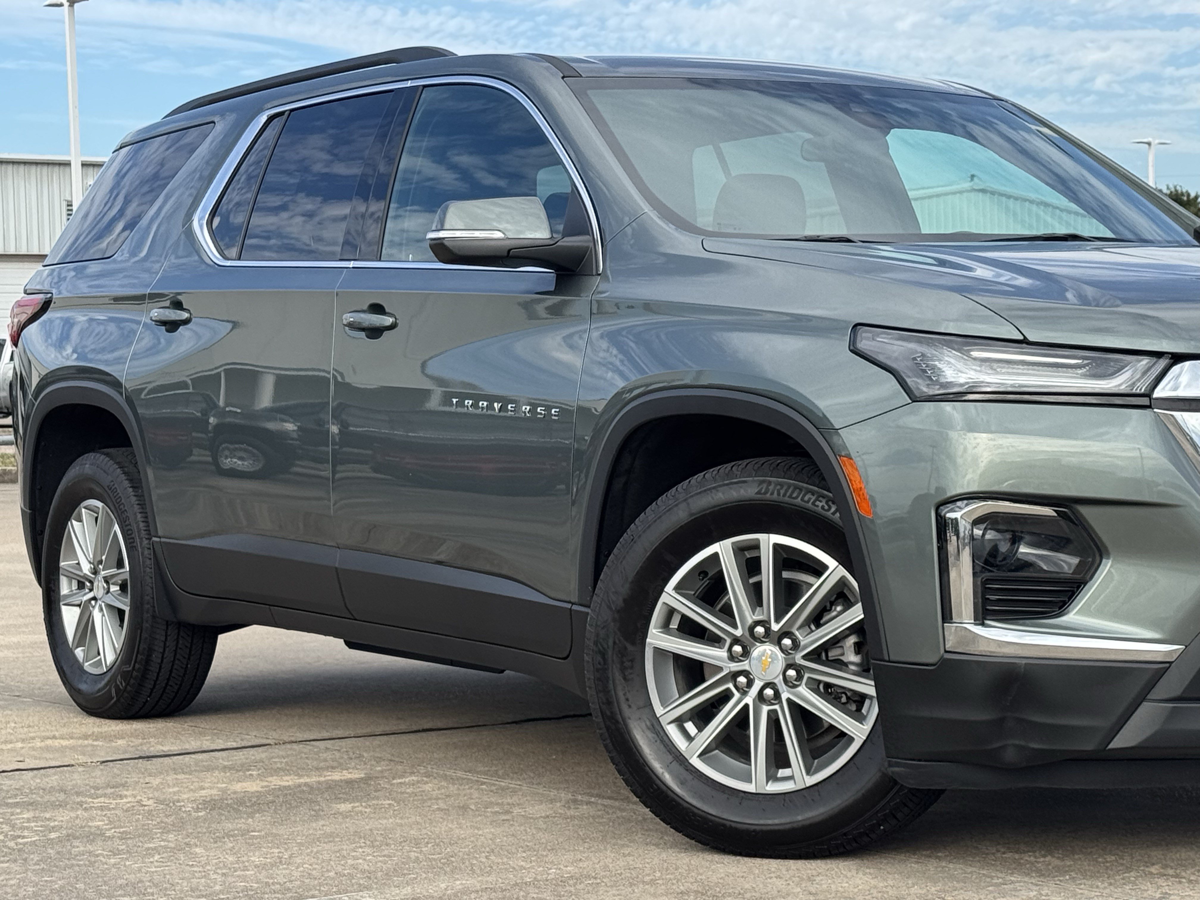 Used 2023 Chevrolet Traverse LT FWD image 3