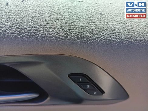 Used 2024 Chrysler Pacifica Touring-L FWD image 12
