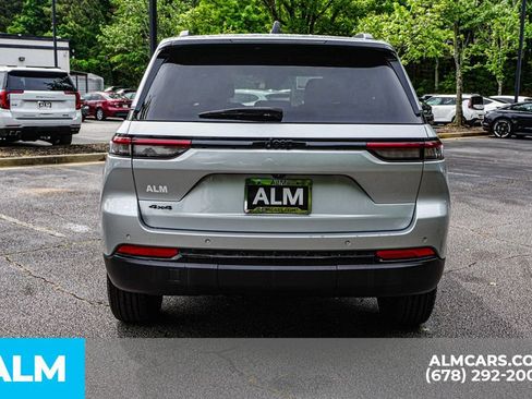 Used 2025 Jeep Grand Cherokee Altitude AWD/4WD image 10