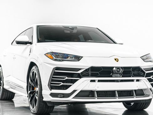 Used 2022 Lamborghini Urus AWD/4WD image 3