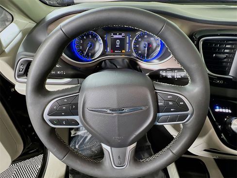 Used 2024 Chrysler Voyager LX image 11