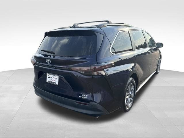 Used 2023 Toyota Sienna XLE FWD image 5