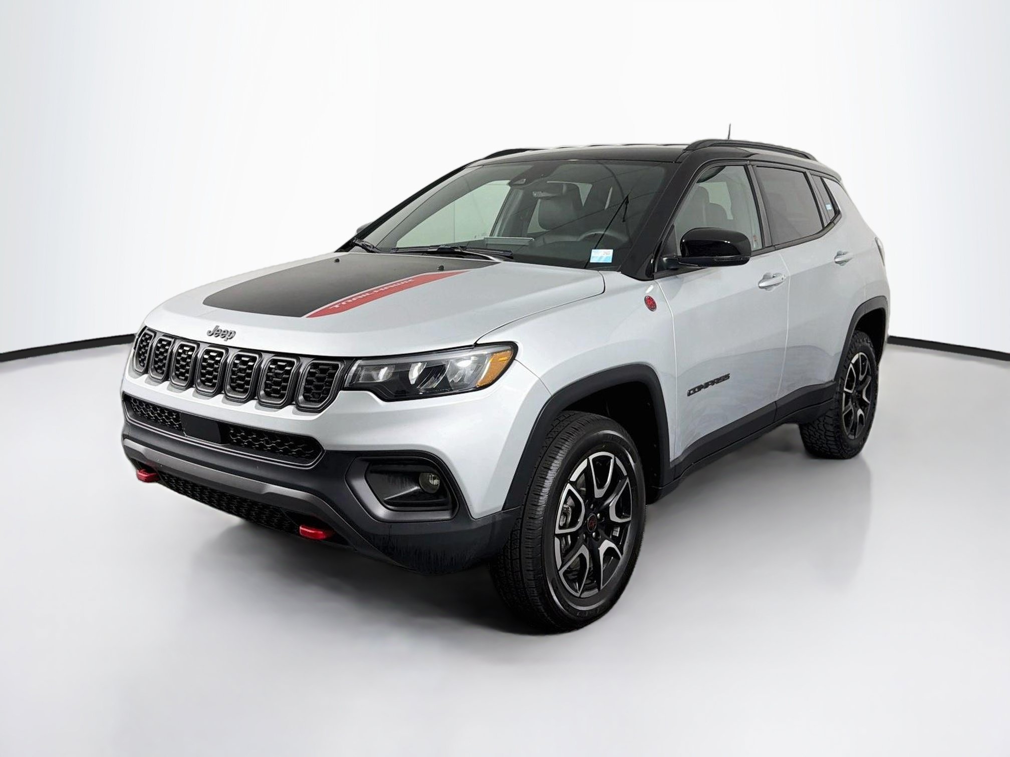 Used 2025 Jeep Compass Trailhawk AWD/4WD image 3
