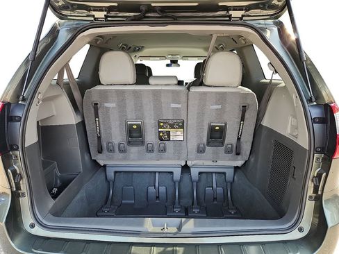 Used 2020 Toyota Sienna L image 28