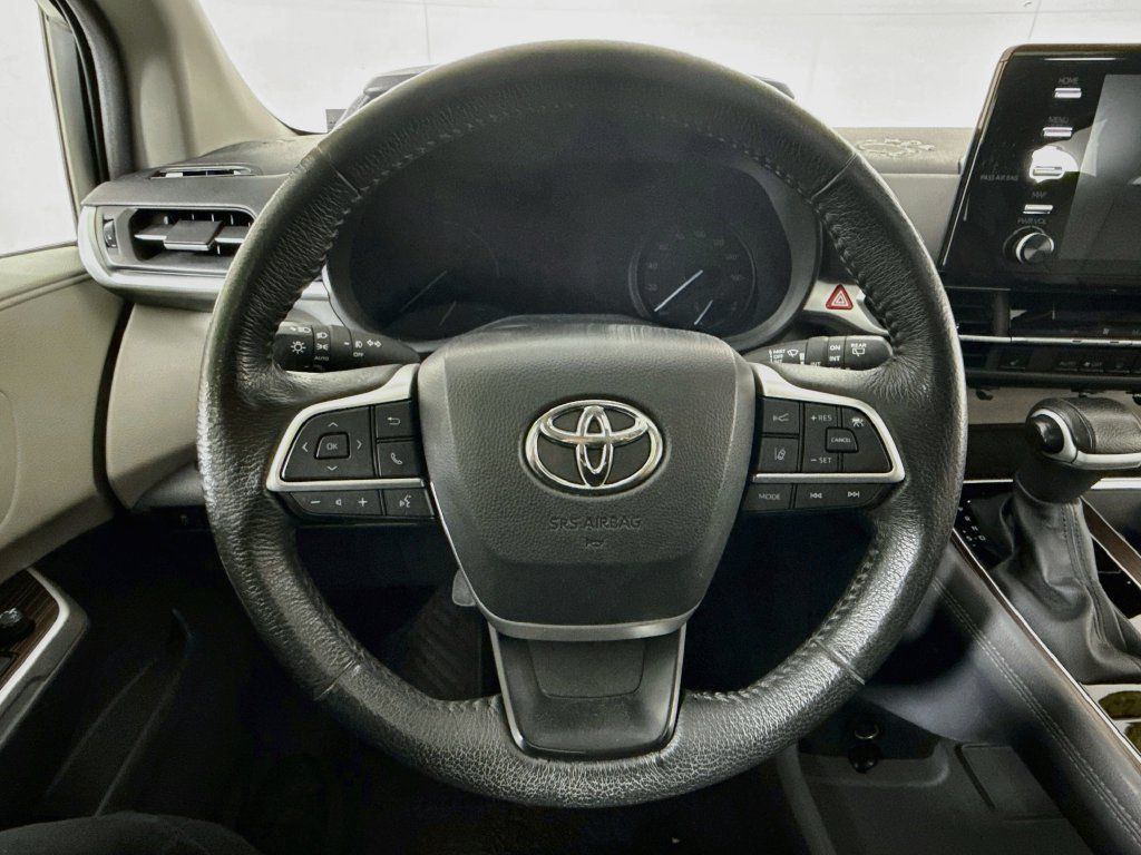 Used 2023 Toyota Sienna XLE AWD/4WD image 12