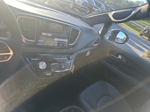 New 2026 Chrysler Pacifica Select image 23