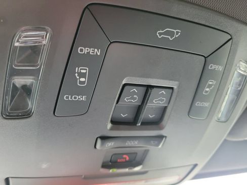 Used 2024 Toyota Sienna XSE w/ XSE Premium Package FWD image 39