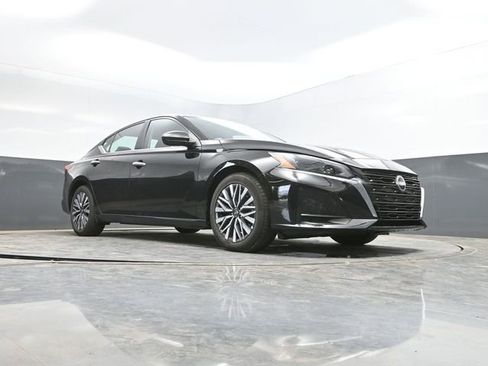 Used 2025 Nissan Altima 2.5 SV FWD image 43