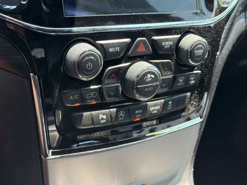 Used 2019 Jeep Grand Cherokee Laredo w/ Laredo X Package RWD image 18