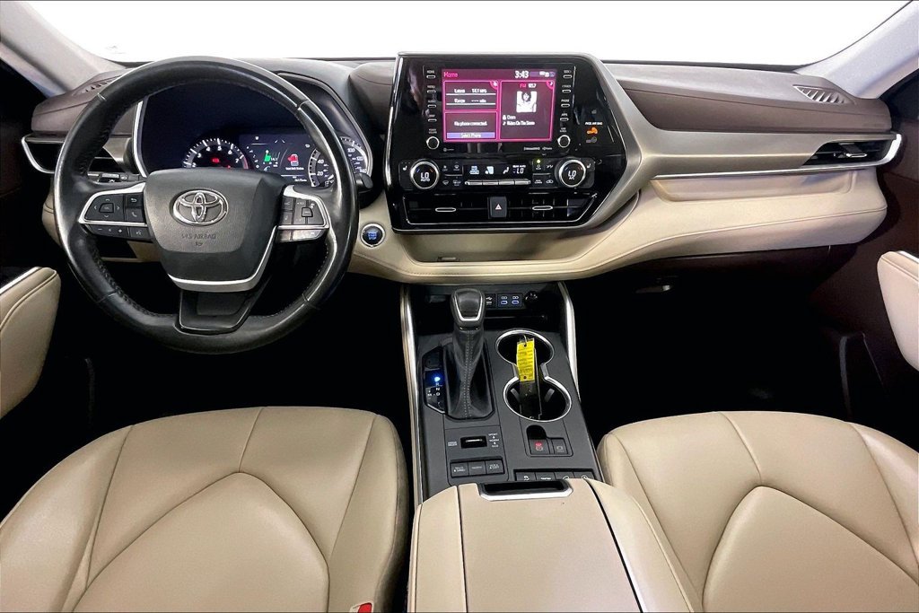 Used 2022 Toyota Highlander XLE AWD/4WD image 17