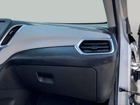 Used 2023 Chevrolet Equinox LS FWD image 18