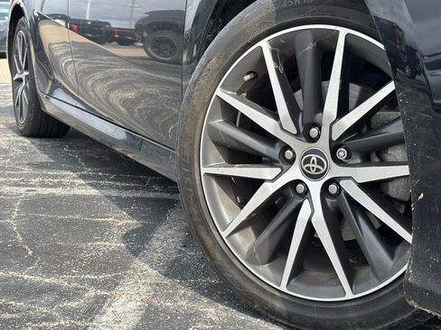 Used 2022 Toyota Camry XLE image 2