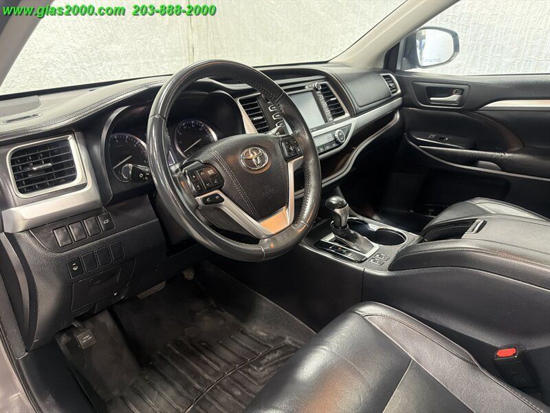 Used 2016 Toyota Highlander XLE AWD/4WD image 3