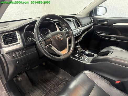 Used 2016 Toyota Highlander XLE AWD/4WD image 3