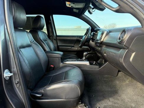 Used 2022 Toyota Tacoma Limited image 31
