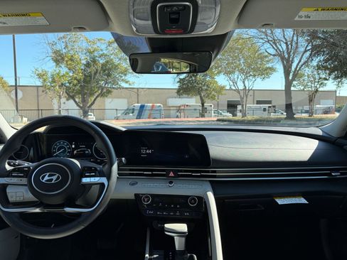 Used 2025 Hyundai Elantra Limited image 34