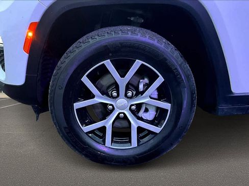 Used 2024 Jeep Grand Cherokee Limited image 8