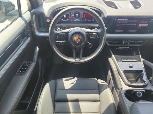 Used 2025 Porsche Macan image 16