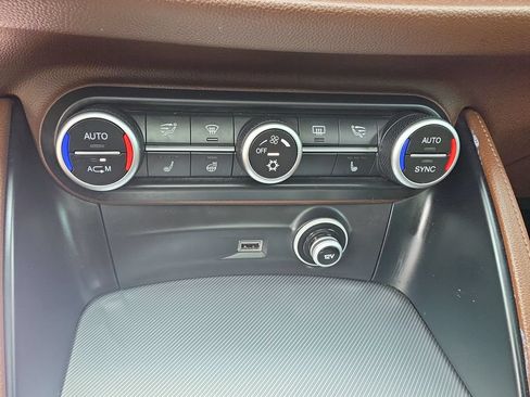 Used 2018 Alfa Romeo Stelvio Sport w/ Quick Order Package 22J Sport AWD/4WD image 18