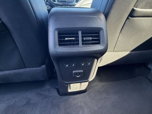 Used 2023 Chevrolet Equinox Premier image 10