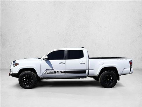 Used 2016 Toyota Tacoma TRD Sport w/ Premium & Technology Package AWD/4WD image 9