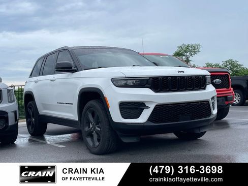 Used 2025 Jeep Grand Cherokee Altitude RWD image 1