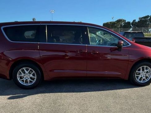Used 2023 Chrysler Voyager LX FWD image 9