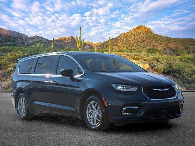 Used 2025 Chrysler Pacifica Select FWD image 2