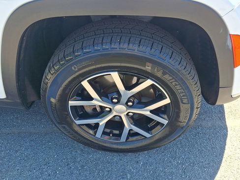 Used 2023 Jeep Grand Cherokee L Limited AWD/4WD image 9