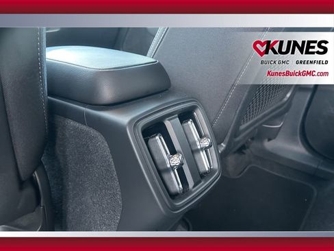 Used 2024 Volvo XC40 B5 Core image 36