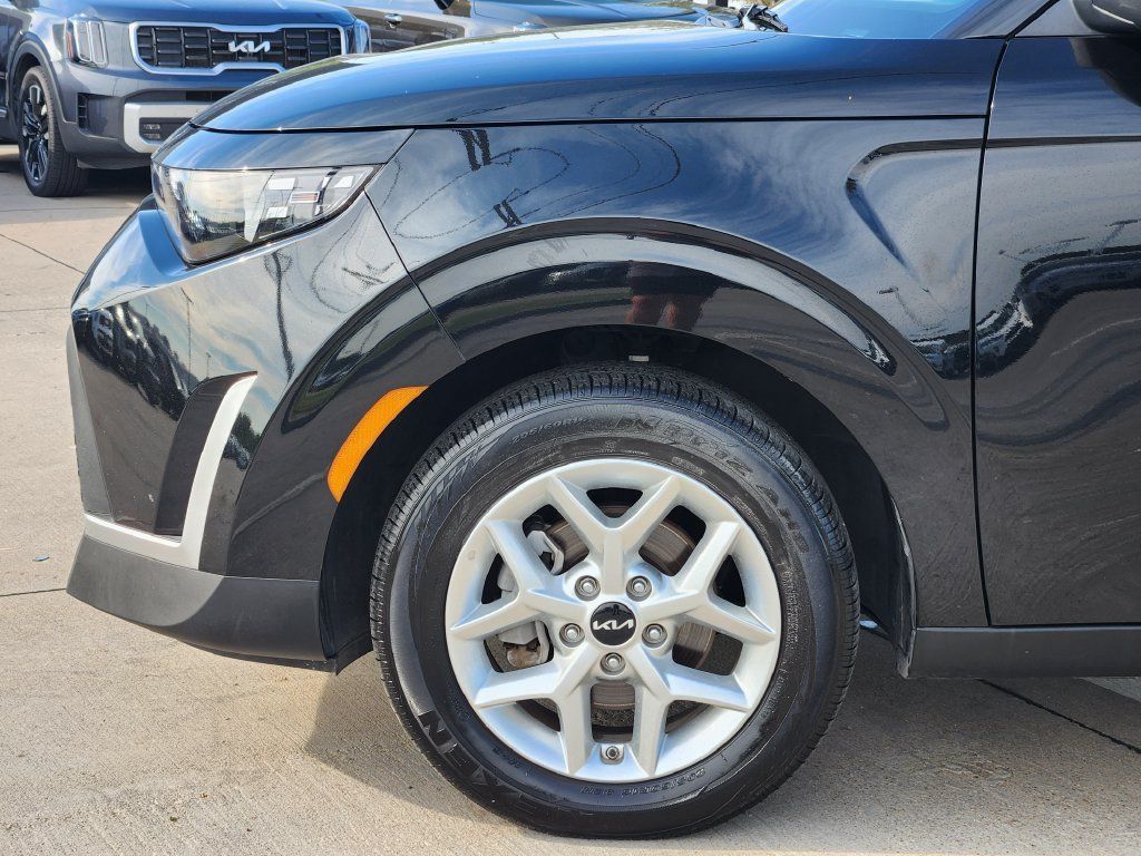 Used 2025 Kia Soul LX w/ LX Technology Package FWD image 13