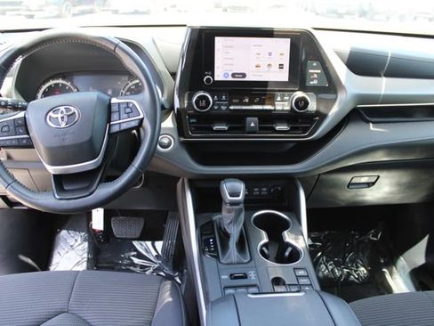 Used 2024 Toyota Highlander LE AWD/4WD image 13