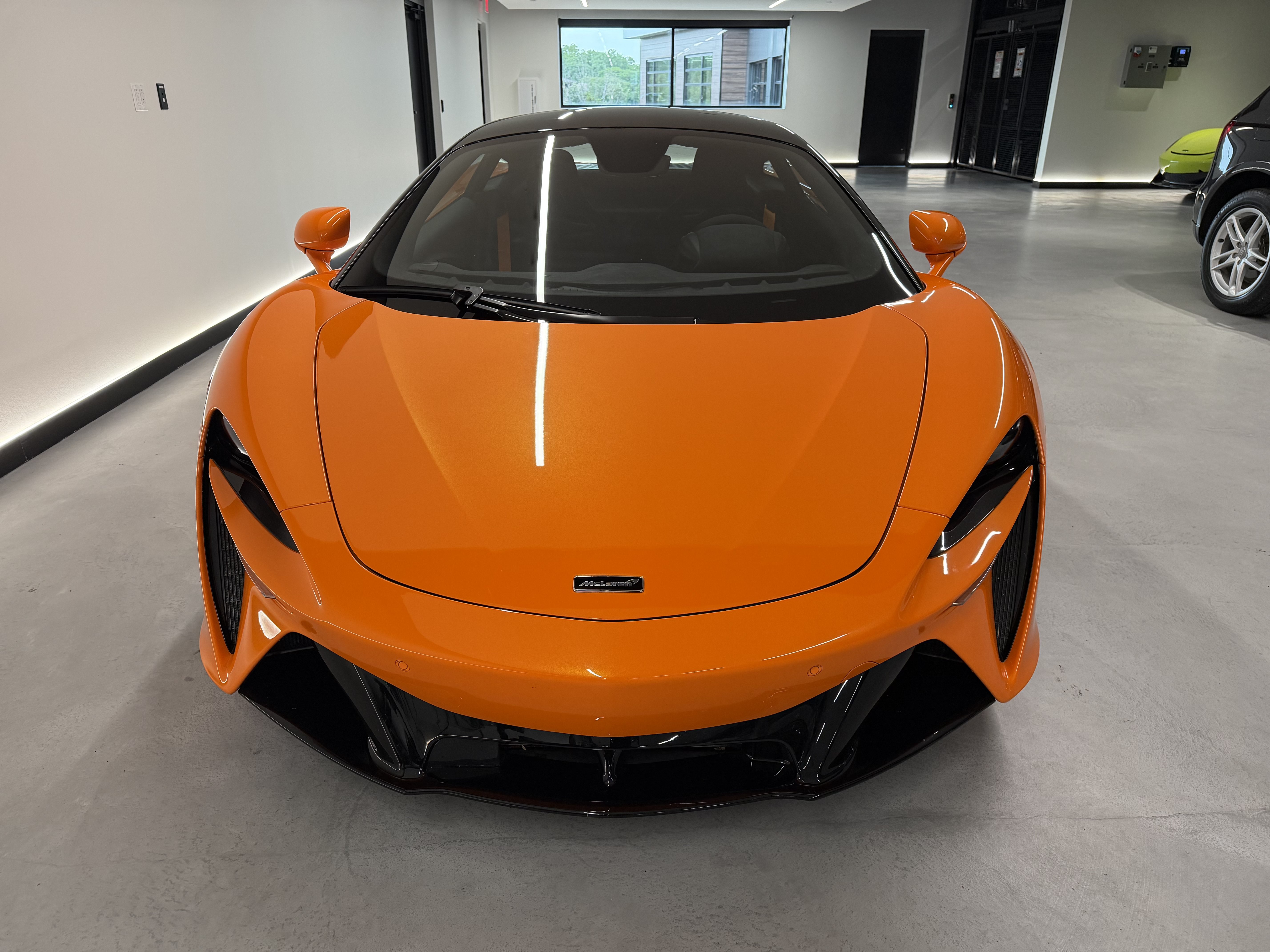 Used 2023 McLaren Artura RWD image 5