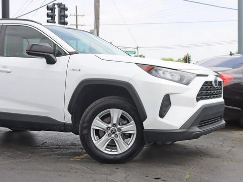 Used 2021 Toyota RAV4 LE AWD/4WD image 3