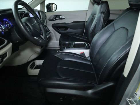 Used 2024 Chrysler Pacifica Touring-L FWD image 18