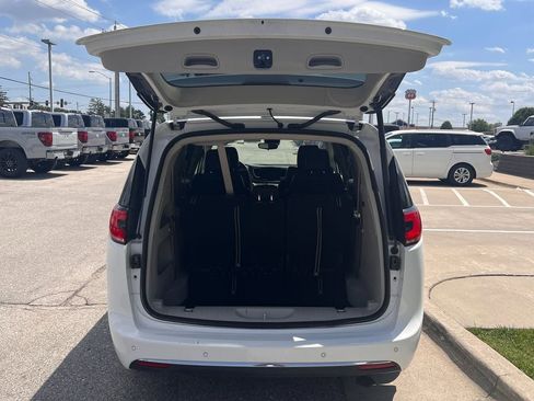 Used 2024 Chrysler Pacifica Touring-L FWD image 15