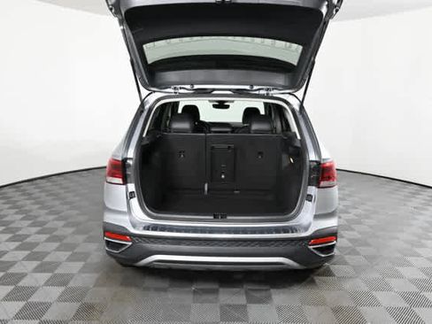 Used 2023 Volkswagen Taos SE w/ Panoramic Sunroof Package FWD image 8