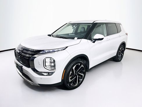 Used 2024 Mitsubishi Outlander SE image 3