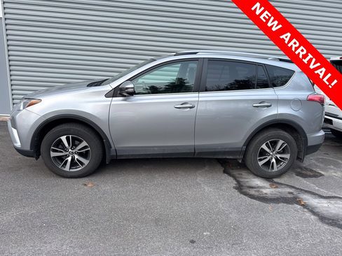 Used 2018 Toyota RAV4 XLE image 2