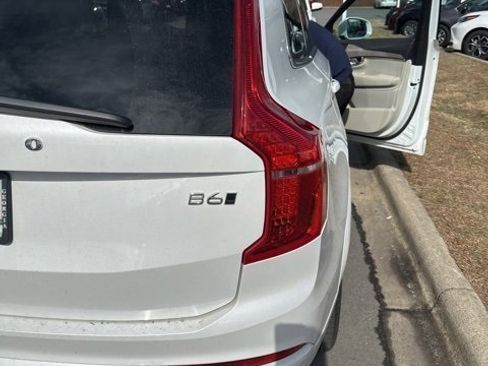 Used 2023 Volvo XC90 B6 Core w/ Climate Package image 5