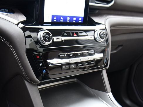 Used 2023 Ford Explorer Platinum w/ Technology Package image 31