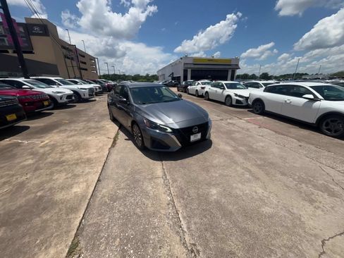Used 2025 Nissan Altima 2.5 SV FWD image 16