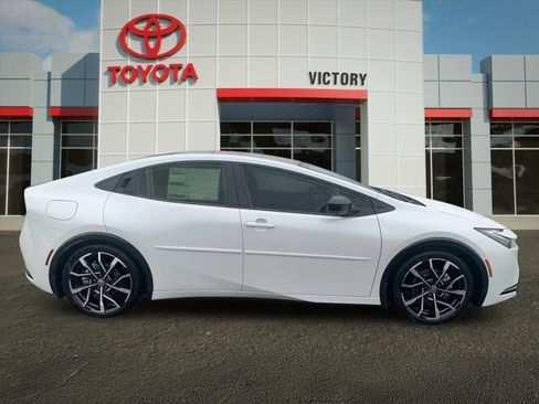 New 2026 Toyota Prius Plug-In Hybrid FWD image 2